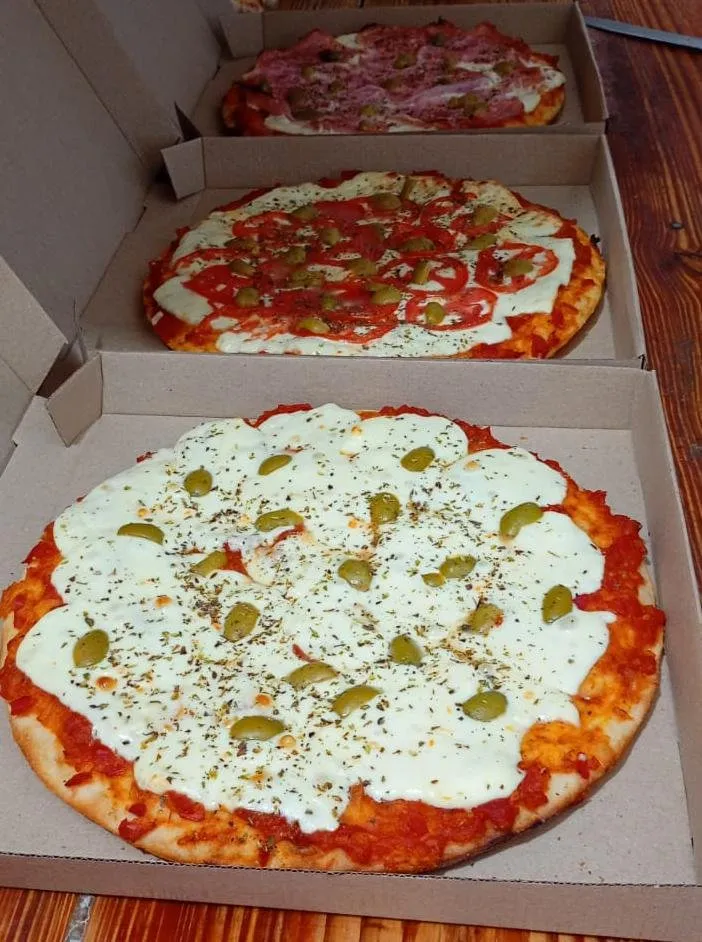 Pizzas de El Balconcito en sus cajas, listas para el envío