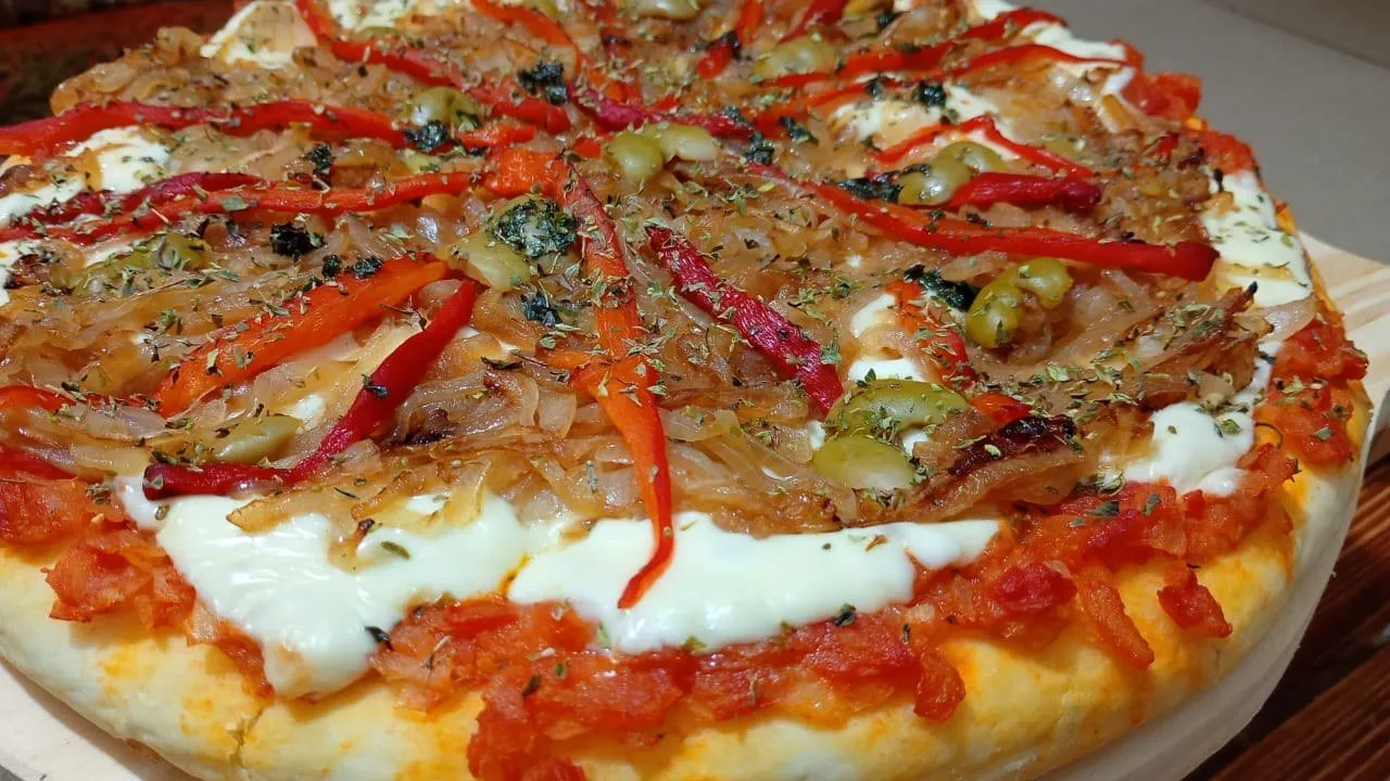 Pizza especial de El Balconcito con morrón y aceitunas
