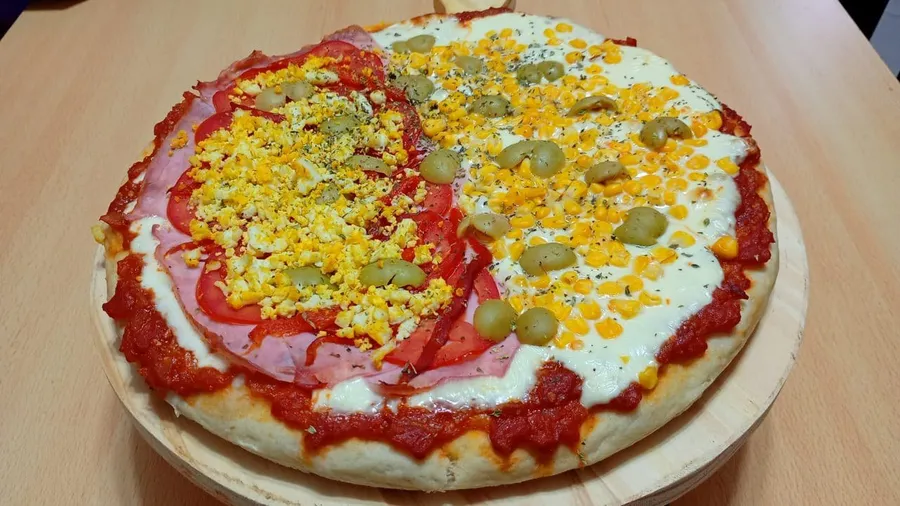 Pizza de El Balconcito mitad jamón y mitad choclo